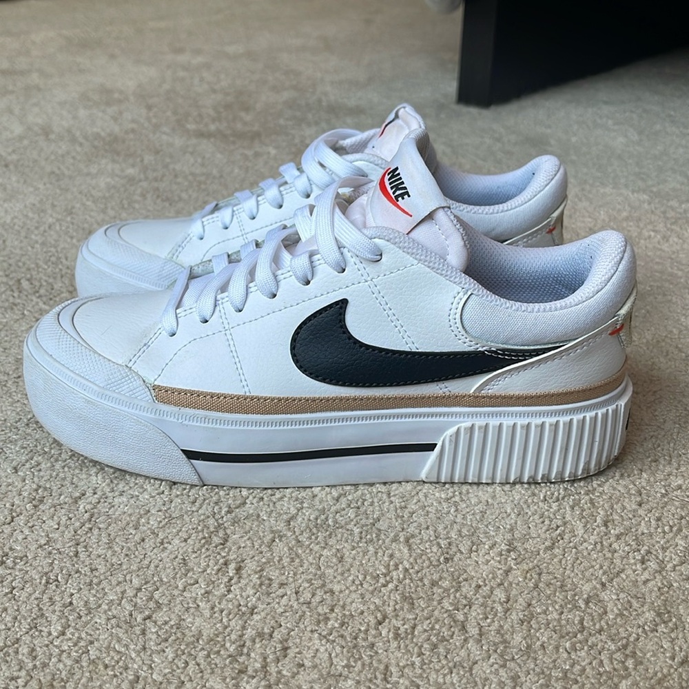EUC Women’s Nike sneaker